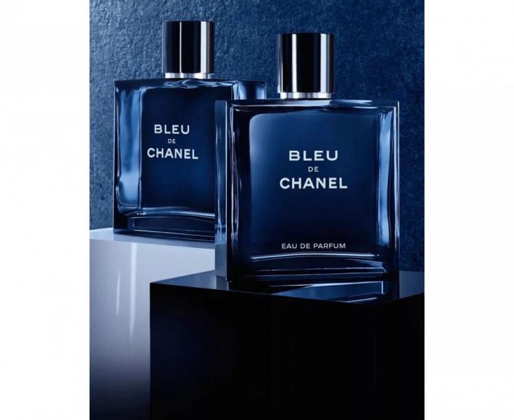 Bleu de chanel eau de. Chanel Blue de Chanel Parfum. Bleu de Chanel Eau de Parfum 100 мл. Chanel bleu de 100 мл мужская. Bleu de Chanel СПБ 50 мл.