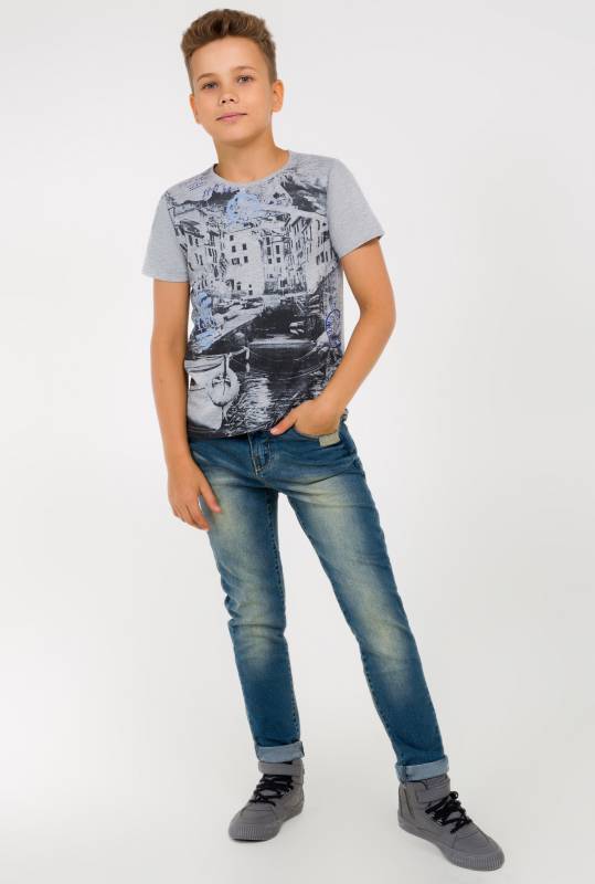 Подросток в джинсах и рубашке