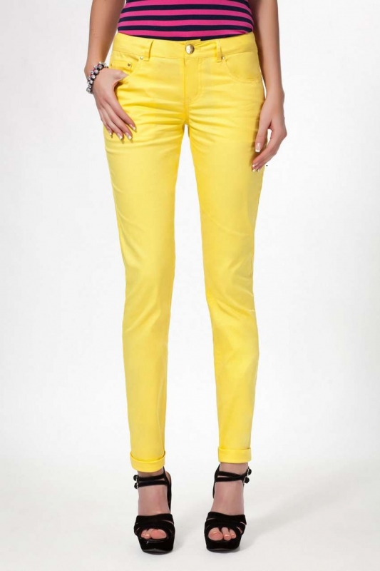 Игра желтые штаны. Сочетание желтых джинс. Сочетание с желтыми брюками. Джинсы желтые женские. Летние желтые брюки обтягивающие.