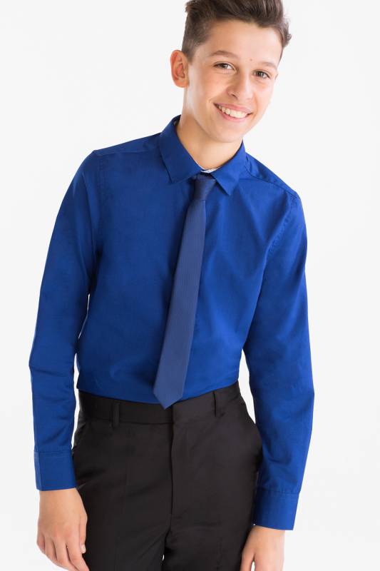 Синия рубашка и синий галстук