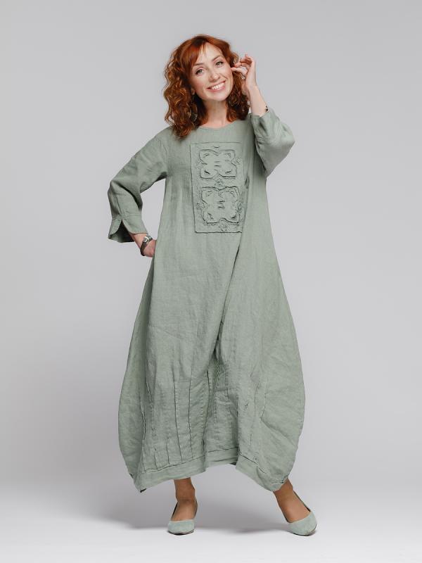 элегантное льняное платье на женщине в парке