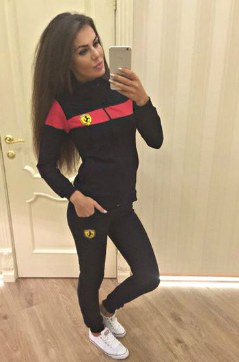 Спортивный костюм 2024. Селфи в спортивном костюме. Брюнетки в спортивном костюме селфи. Девушка в костюме селфи. Селфи девушек брюнеток в спортивном костюме.